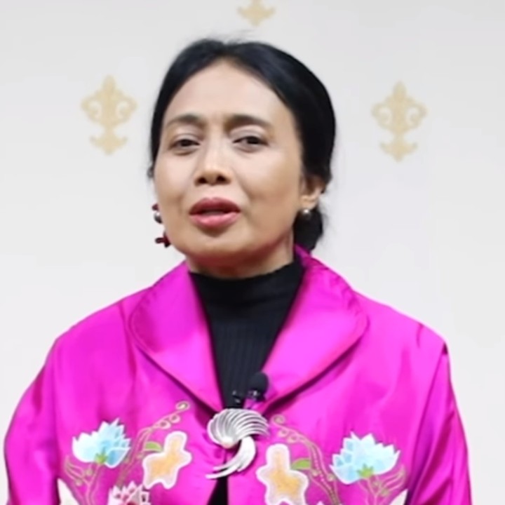 <p>Menteri Pemberdayaan Perempuan dan Perlindungan Anak, Bintang Puspayoga, tidak lupa menyampaikan pesannya kepada seluruh perempuan di Indonesia. Ia pun menyebut sosok Kartini menjadi tauladan untuk mendobrak batas dan keluar dari aturan yang diskriminatif. "Selamat Hari Kartini untuk seluruh perempuan Indonesia di mana pun kalian berada! Meskipun tidak berperang secara fisik melawan penjajah, sosok Kartini justru menjadi tauladan bagi kita untuk mendobrak batas dan keluar dari aturan dan pandangan diskriminatif maupun patriarki yang dibentuk dan dibebankan masyarakat kepada perempuan," jelas Bintang seraya mengunggah video dengan mengenakan pakaian serba ungu. (Foto: Instagram: @bintang.puspayoga)</p>