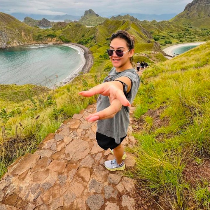 <p>Sissy Precillia membagikan potretnya kala berada di Labuan Bajo. Ia pun menuliskan keterangan sebuah quotes yang diambil dari R.A Kartini. "Teruslah bermimpi, teruslah bermimpi, bermimpilah selama engkau dapat bermimpi! Bila tiada bermimpi, apakah jadinya hidup! Kehidupan yang sebenarnya kejam," ungkapnya. (Foto: Instagram: @syssio)</p>