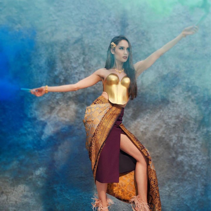 <p>Cinta Laura dikenal sebagai sosok artis yang sangat menjunjung tinggi nama perempuan serta memperjuangkan kesetaraan gender. Ia pun turut mengabadikan momen berkain batik untuk memeringati Hari Kartini. "<em>Her soul is fierce, Her heart is brave,Her mind is strong</em>. Selamat Hari Kartini," kata Cinta Laura. (Foto: Instagram: @claurakiehl)</p>