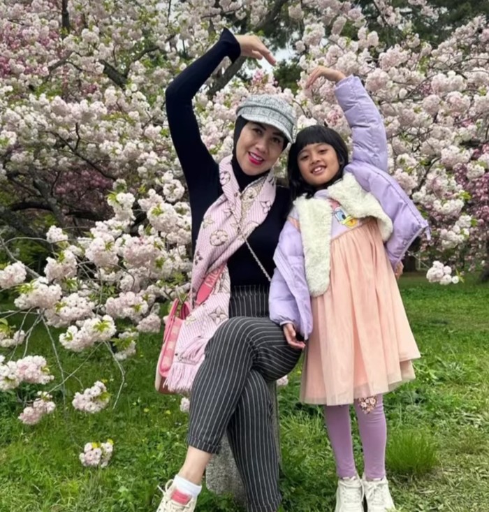 7 Selebritas Berhati Mulia yang Mengadopsi Anak