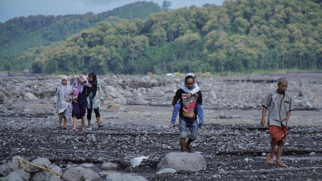 FOTO: Warga Dusun Sumber Langsep Terisolasi Banjir Lahar Semeru