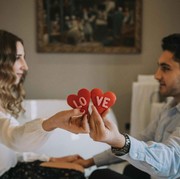Ini Deretan Zodiak yang Hopeless Romantic, Bucin Banget sama Pasangan