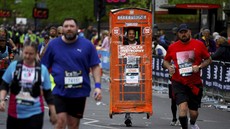 FOTO: Lari Sambil Tampil Nyentrik di London Marathon