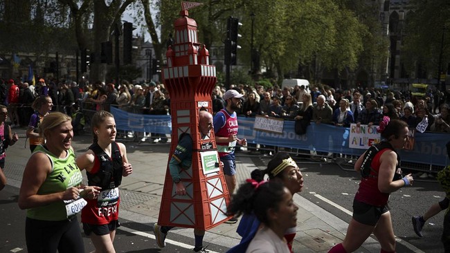 FOTO: Lari Sambil Tampil Nyentrik di London Marathon