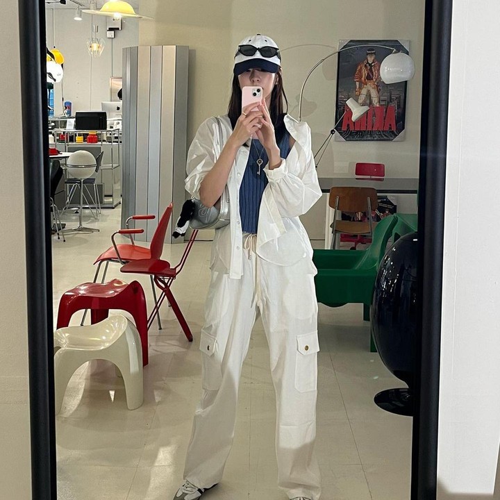 <p>Jika Bunda perhatikan, Seo Eun Soo kerap kali mengenakan celana panjang berwarna putih. Ia memadukannya dengan berbagai gaya berpakaian. Kali ini, Seo Eun Soo mengenakan celana putih, kemeja putih, atasan hitam, dan <em>sneakers</em> berwarna senada. <em>Stylish</em> ya, Bunda. (Foto: Instagram @jj_minii)</p>