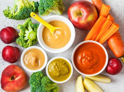 10 Buah Bagus untuk Menu MPASI Bayi 7 Bulan & Cara Mengolahnya