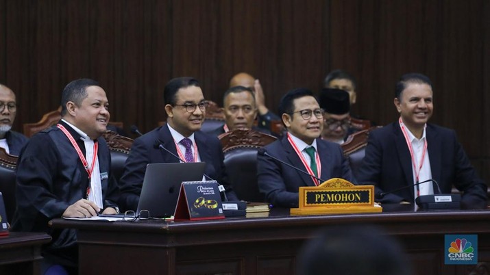 Calon presiden nomor urut 01, Anies Baswedan,  di Gedung Mahkamah Konstitusi, Jakarta, Senin (22/4/2024). (CNBC Indonesia/Faisal Rahman)