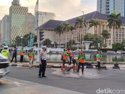 Massa Aksi di Patung Kuda Bubar, Lalin Jl Medan Merdeka Barat Kembali Normal