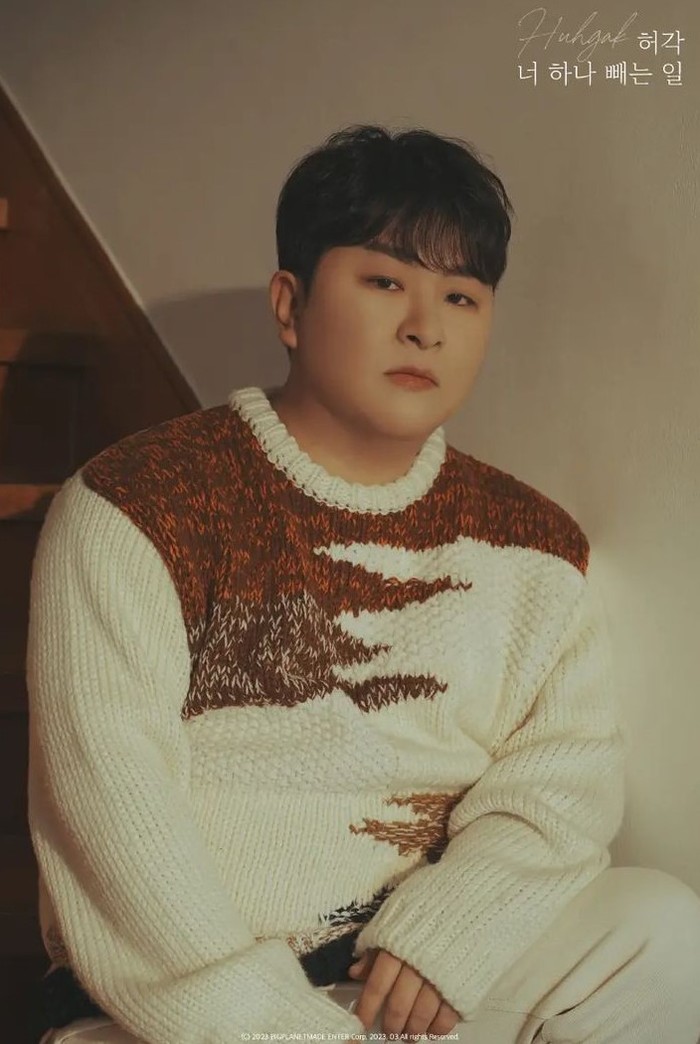 Dikenal sebagai salah satu penyanyi ballad yang banyak mengisi ost drakor, Huh Gak dulunya bernaung di A-Cube Entertainment. Hingga pada Oktober 2021, ia resmi memulai karier baru dengan bergabung di agensi Big Planet Made./ Foto: instagram.com/huhgak1020