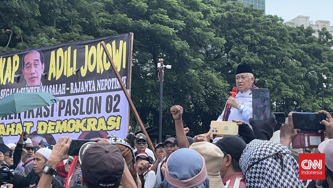 Din Syamsuddin memimpin massa aksi berdemonstrasi di kawasan Patung Kuda dekat Gedung Mahkamah Konstitusi (MK), Jakarta, hari ini.