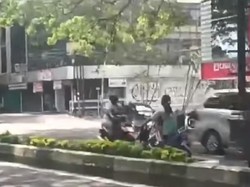 Viral Emak-emak Gendong Anak Naik Motor Lawan Arus di Blimbing Kota Malang