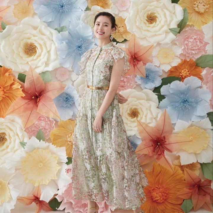 <p>Berbeda dengan sebelumnya, bintang utama dari drama <em>Happiness</em> ini mengenakan dress dengan tema floral yang begitu memikat hati. Pilihan warna earth tone serta aksesori <em>belt</em> yang berpadu semakin membuatnya tampil anggun.(Foto: Instagram @hanhyojoo222)</p>