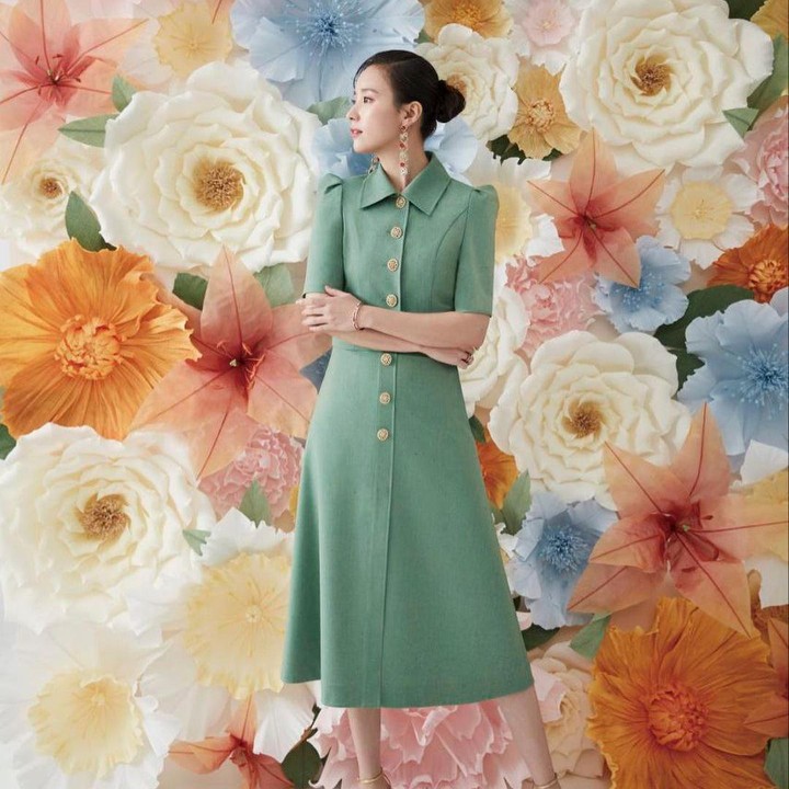 <p>Masih dalam pemotretan yang sama, Han Hyo Joo juga menampilkan figurnya dalam balutan polo dress berwarna hijau sage. Walaupun terlihat sederhana, pilihan warna dan aksesori yang dikenakannya, memberikan aura yang elegan. (Foto: Instagram @hanhyojoo222)</p>