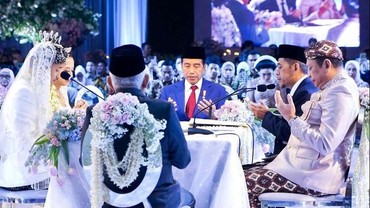 img-title 8 Foto Pernikahan Anak Ketua MPR & Putra Ketua LPS, Jokowi-Maaruf Amin Jadi Saksi