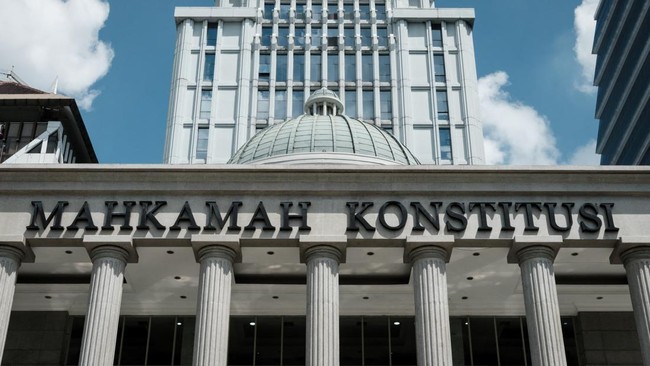 Hakim Mahkamah Konstitusi (MK) mencecar warga Kalimantan Barat Astro Alfa Liecharlie yang mengugat Pasal 7 ayat (2) huruf e UU Pilkada.