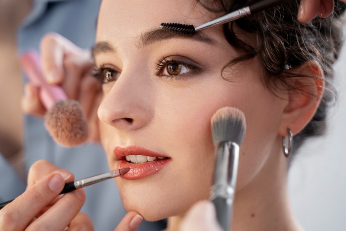 Tips Makeup Anti-Crack yang Bikin Lebih Percaya Diri