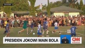 VIDEO: Momen Jokowi Main Bola Bareng Anak-anak di Gorontalo