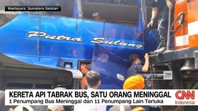 VIDEO: Kereta Api Tabrak Bus, Satu Orang Meninggal