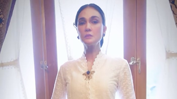 Luna Maya 5 Artis Rayakan Hari Kartini 2024 dengan Kebaya