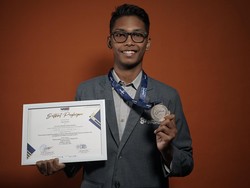 Keren! Mahasiswa Surabaya ini Ciptakan Jam Tangan untuk Tunanetra