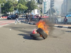 Sidang MK Rampung, Massa Pendemo di Patung Kuda Bakar Ban