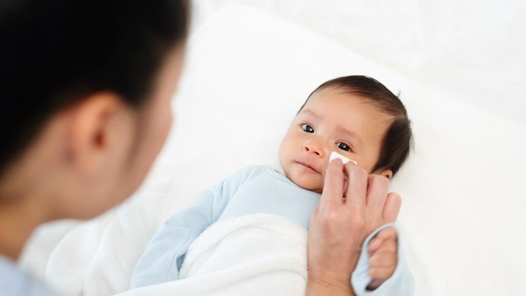 Memandikan bayi