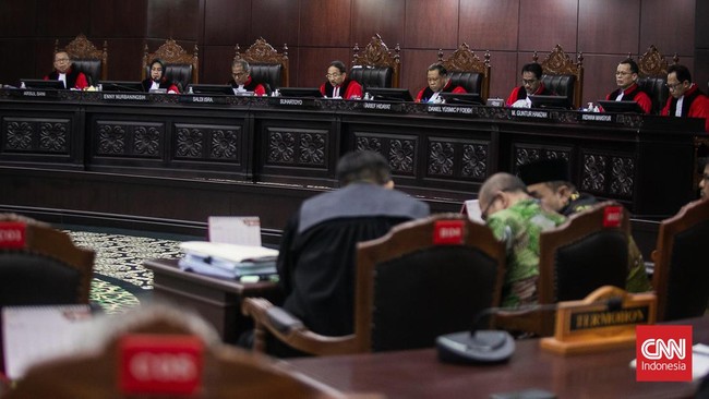 Hakim konstitusi Arief Hidayat berkelakar PPP tak lolos ke parlemen karena ditinggal eks Waketum Arsul Sani.