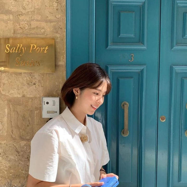 <p>Pada foto yang satu ini, Seo Eun Soo sedang liburan di Eropa saat musim panas. Pasangan Lee Je Hoon di drama <em>Chief Detective 1958</em> ini tampil kasual dengan<em> short-sleeved shirt</em> berwarna putih dan celana berwarna senada. (Foto: Instagram @jj_minii)</p>