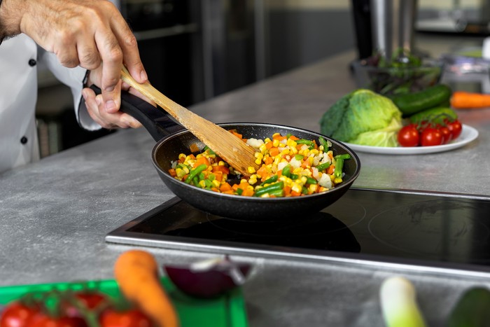 8 Cara Menghangatkan Makanan yang Baru Keluar dari Kulkas