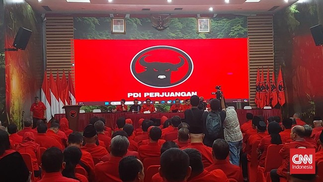 Ketua DPP PDIP Bidang Kehormatan Partai, Komaruddin Watubun kembali menyingung status Presiden Joko Widodo dan Gibran Rakabuming Raka di internal partai.