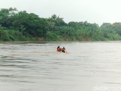 Perahu Penambang Pasir Terbalik di Bengawan Solo Bojonegoro, 1 Orang Hilang