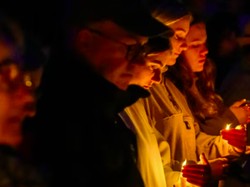 Cahaya Lilin untuk Korban Tragedi Penusukan di Pantai Bondi