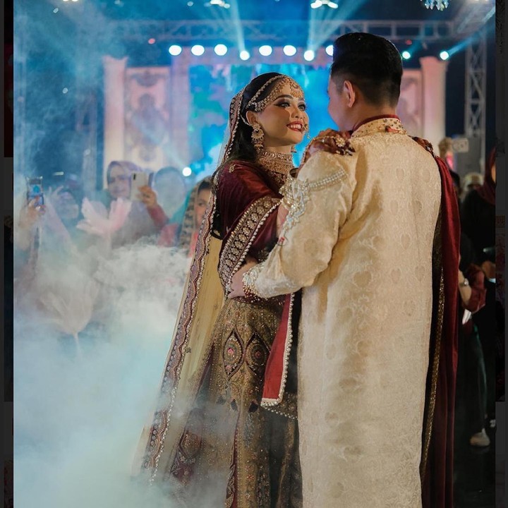 <p>Menilik akun Instagram pribadinya, penyanyi jebolan ajang pencarian bakat Dangdut Academy tersebut sudah membagikan potret resepsi pernikahan. Dalam unggahannya, hari bahagia tersebut diusung dengan tema ala India. (Foto: Instagram @da4_putri03) <br /><br /><br /></p>