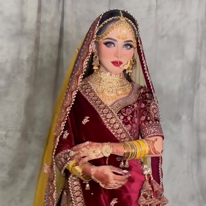 <p>Selain dekorasi, Putri juga mendapat banyak pujian karena tampil begitu menawan dengan riasan pengantin India. "Nah ini pemenang nya, <em>look</em> nya memang beneran India banget. Menyala," kata akun @anisah****. (Foto: Instagram @da4_putri03) <br /><br /><br /></p>