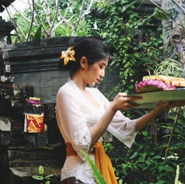 Isu Masuk Islam, 7 Potret Putu Ayu Tunangan Arsyah Rasyid Rayakan Hari Suci Umat Hindu