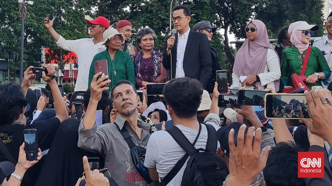 Refly Harun turun ke jalan ikut berdemonstrasi di Patung Kuda usai menghadiri sidang sengketa hasil Pilpres 2024 di Mahkamah Konstitusi.
