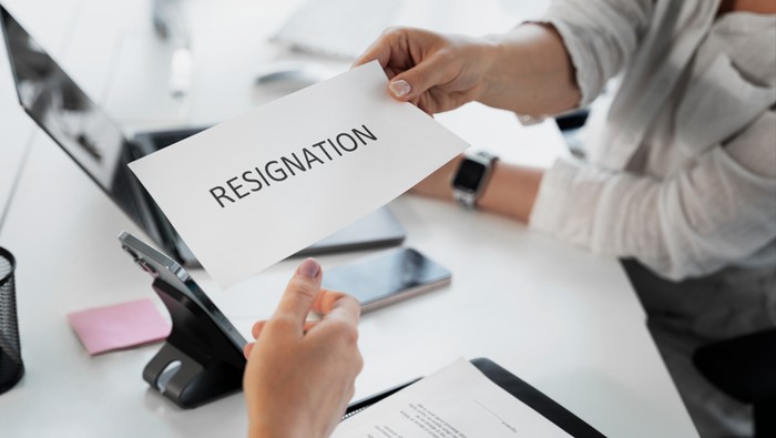 img-title Pertimbangkan 5 Hal Ini Sebelum Memutuskan untuk Resign, Biar Nggak Menyesal Belakangan