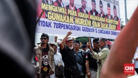 FOTO: Lautan Massa Gelar Aksi Kawal Putusan Gugatan Pilpres di MK