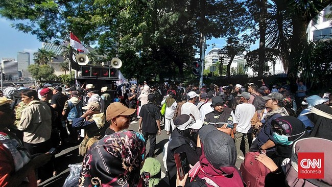 Pedemo di area bundaran Patung Kuda memantau siaran langsung proses pembacaan sidang putusan sengketa Pemilu dan Pilpres 2024 di Mahkamah Konstitusi (MK).
