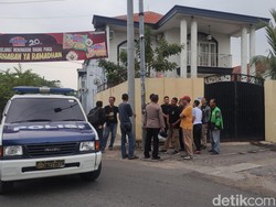 Rumah Via Vallen Didatangi Massa gegara Kasus Gadai Motor Sang Adik
