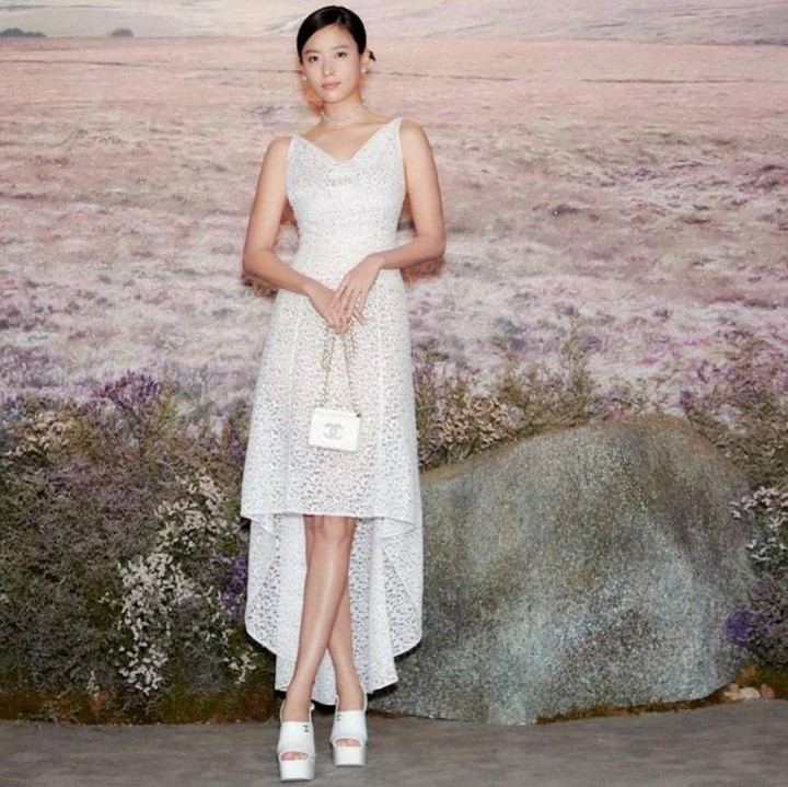 <p>Saat menghadiri acara fashion show tahun lalu, Han Hyo Joo hadir dalam balutan outfit serba putih. Dress brokat yang dikenakannya memberikan daya tarik begitu anggun dan elegan yang memesona. (Foto: Instagram @hanhyojoo222)</p>