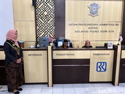 Peringati Hari Kartini, Pemohon SIM Kota Kediri Dilayani Petugas Berkebaya