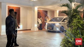 Prabowo Lempar Senyum Lebar dan Gestur 2 Jari Usai Putusan MK