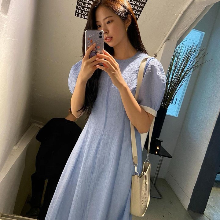 <p>Seo Eun Soo tampak anggun dan feminin dengan mengenakan <em>dress</em> berwarna biru langit dan<em> crossbody bag</em> berwarna netral. (Foto: Instagram @jj_minii)</p>