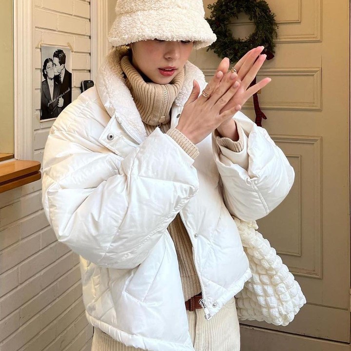 <p>Siapa pun bisa menebak kalau Seo Eun Soo memiliki selera <em>fashion</em> yang baik. Ia memadukan warna <em>outfit</em> musim dinginnya dengan <em>matching </em>satu warna, membuatnya semakin tampak manis dan cantik. (Foto: Instagram @jj_minii)</p>