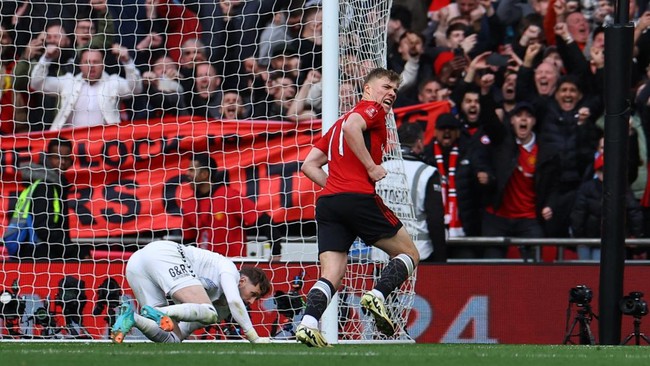 Manchester United lolos ke final Piala FA usai menang adu penalti 4-2 (3-3) setelah nyaris disingkirkan Coventry City pada babak semifinal.