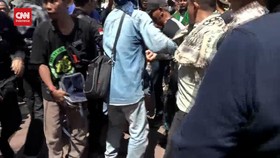 VIDEO: Pria Diduga Copet Babak Belur Dihajar Massa Aksi di MK