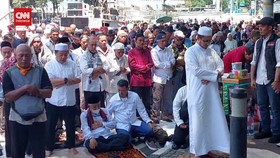 VIDEO: Massa Aksi Sidang MK Gelar Salat Zuhur di Area Patung Kuda