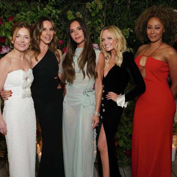 <p>Hari ulan tahun Victoria juga menjadi momen reuni para personel Spice Girls. Geri Halliwell, Melanie C, Mel B, dan Emma Bunton tampak berkumpul menghadiri acara ulang tahun sang sahabat. "The best gift to be reuniter!!" tulis Victoria dalam keterangan fotonya. (Foto: Instagram @victoriabeckham)</p>