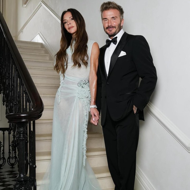 <p>Istri pesepak bola David Beckham ini lahir di Inggris pada 17 April 1974 silam. Ia mengawali karier sebagai penyanyi pada 1994 silam, Bunda. Victoria melebarkan namanya sebagai personel grup Spice Girls. (Foto: Instagram @victoriabeckham)</p>